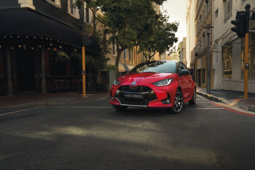 Toyota Yaris hybride de couleur rouge