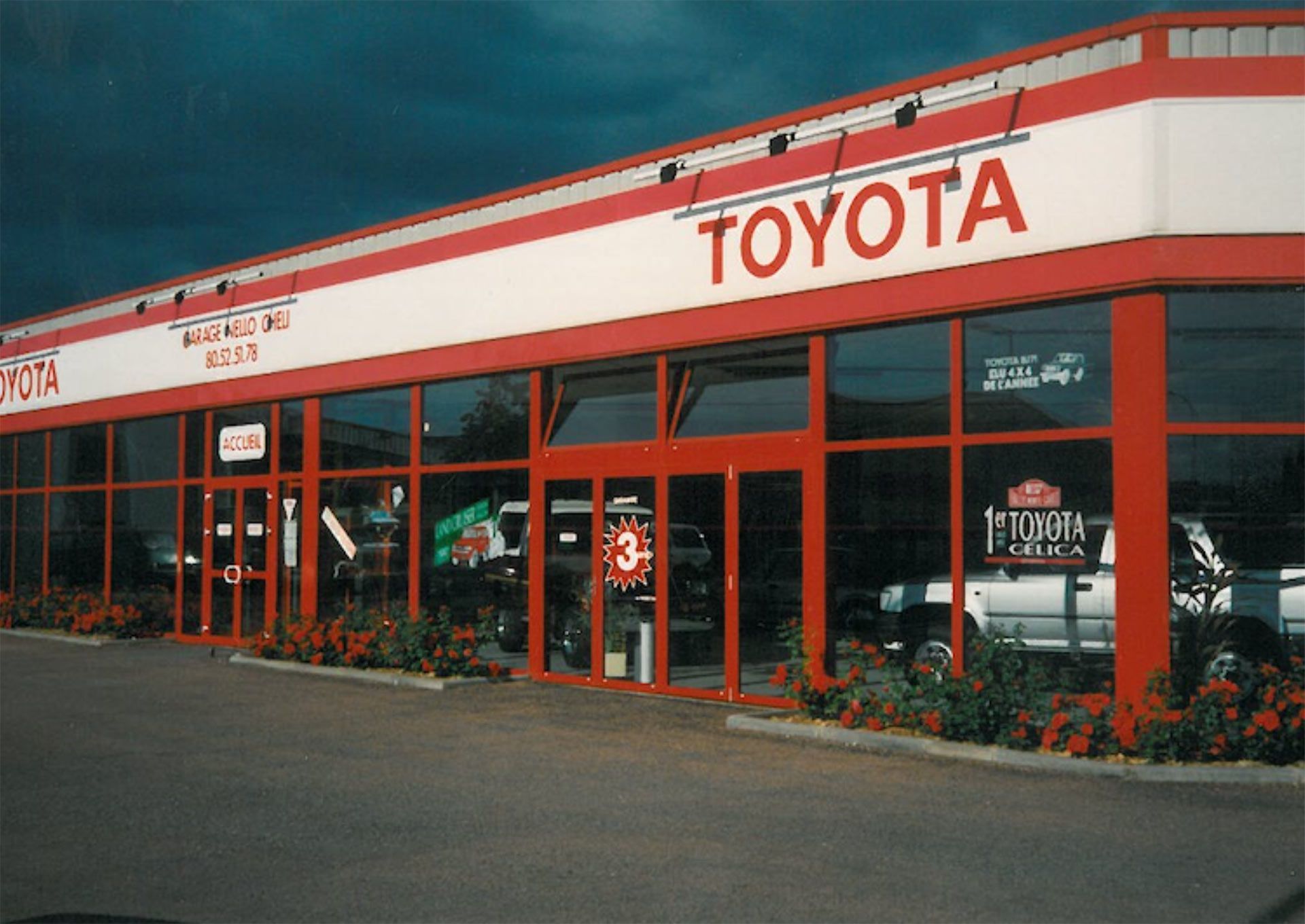 Garage Toyota avec devanture rouge