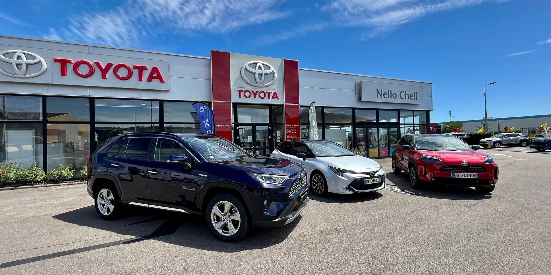 Différentes voitures devant le garage Nello Cheli