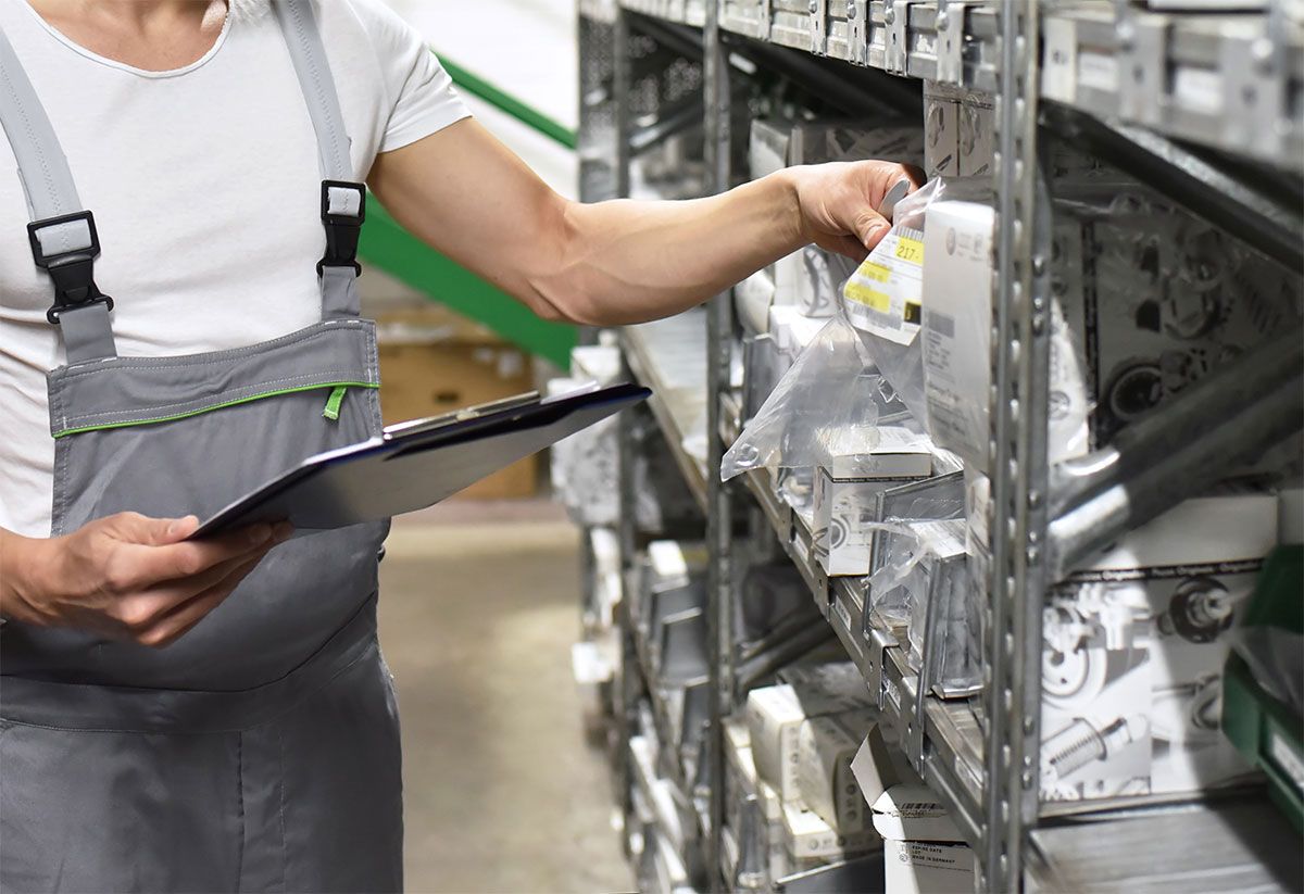 Homme qui prend des pièces détachées pour automobile