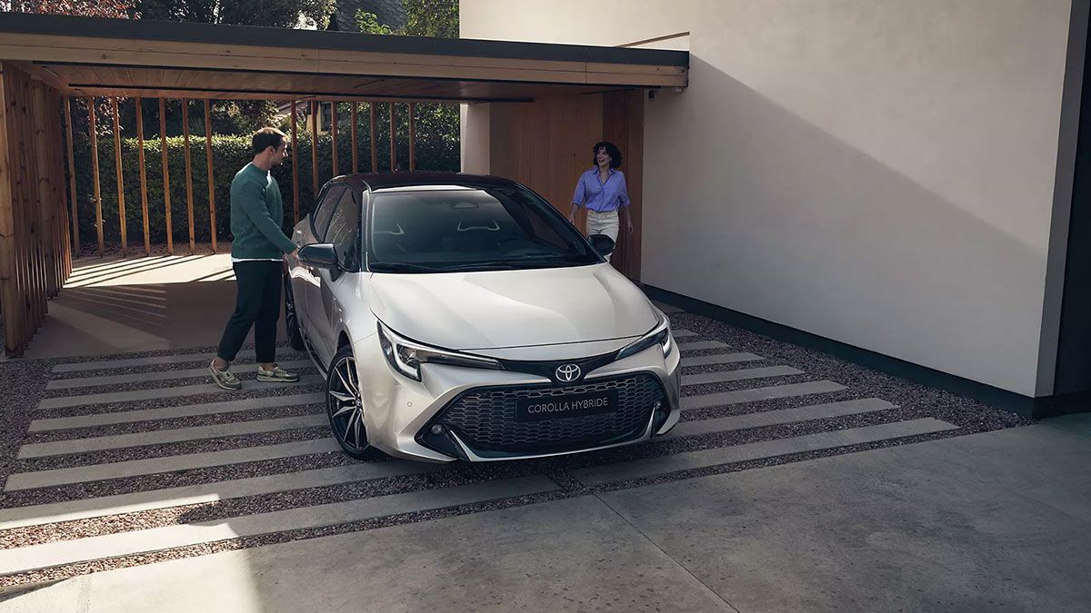 Couple qui monte dans leur voiture