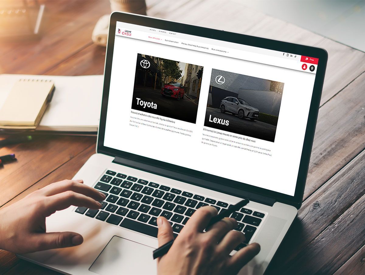 Homme qui fait une recherche sur un ordinateur