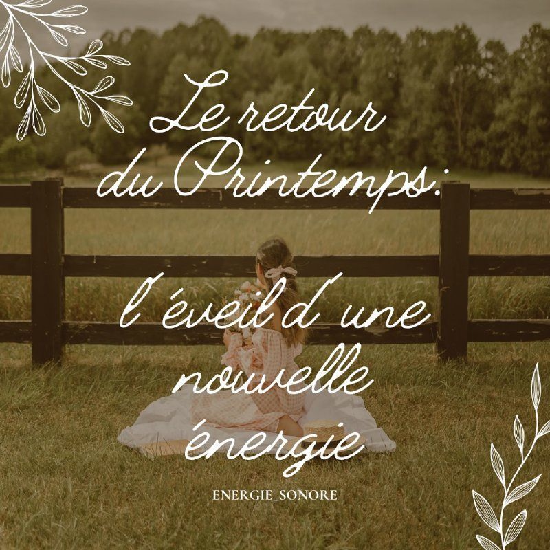 Une petite fille est assise sur une couverture devant une clôture en bois.