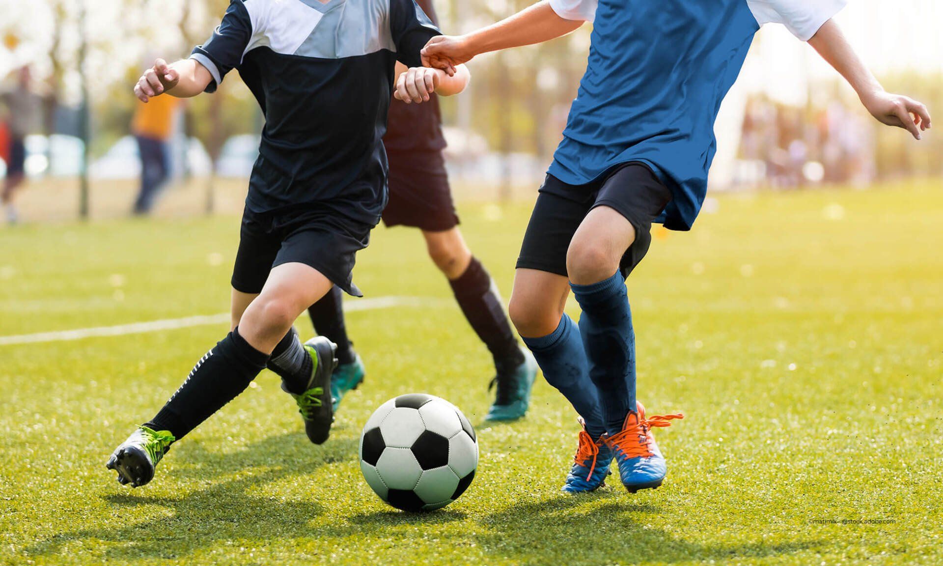 Fußballspieler kämpfen um Ball