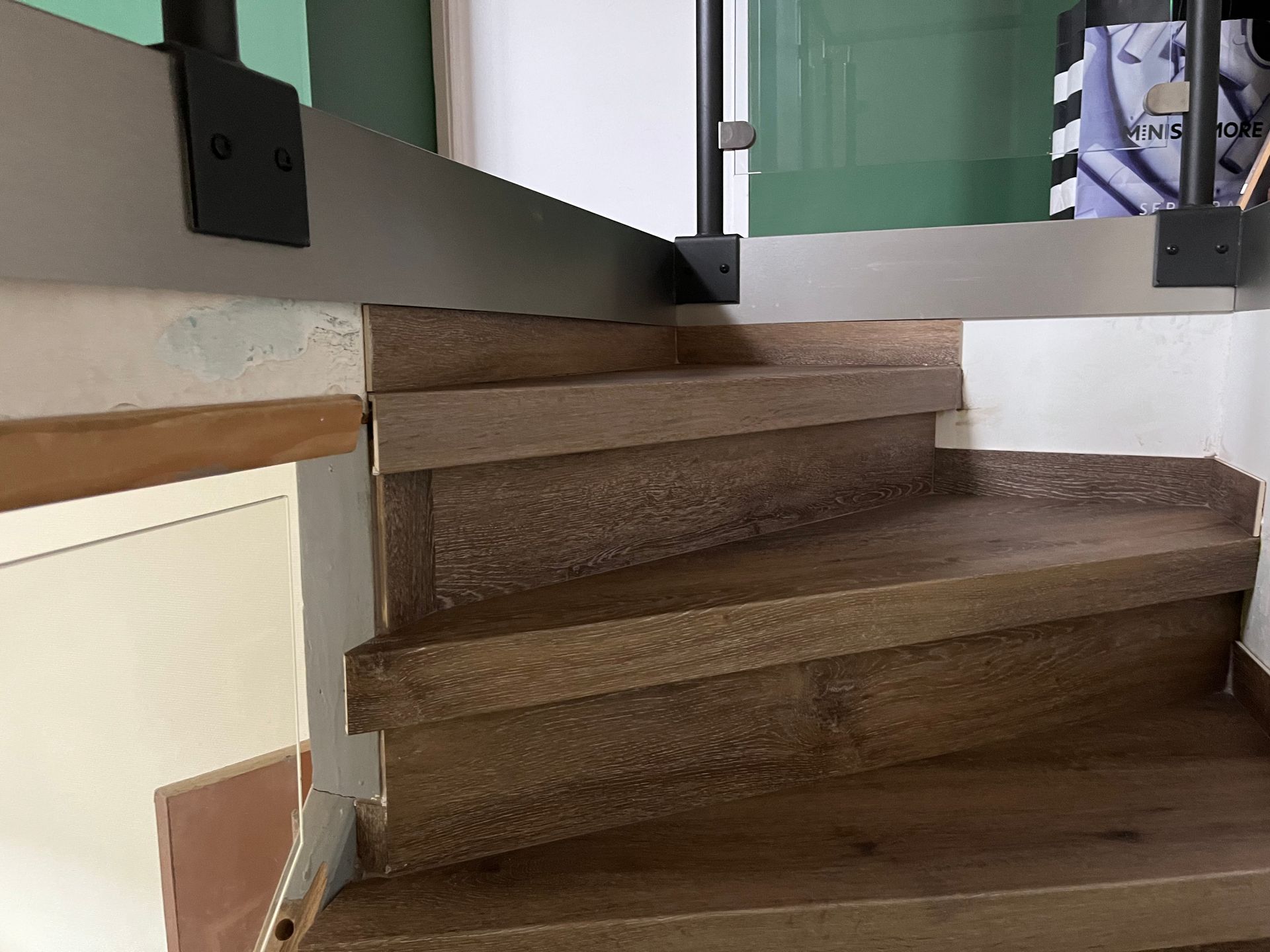 Un homme posant du parquet