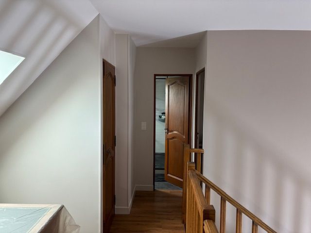 Un couloir aux murs rouge