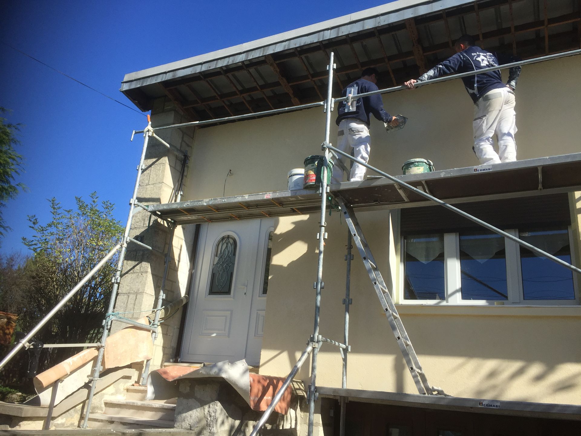 Une façade de maison avec un échafaudage