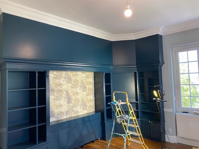 Une chambre bleue en cours de rénovation