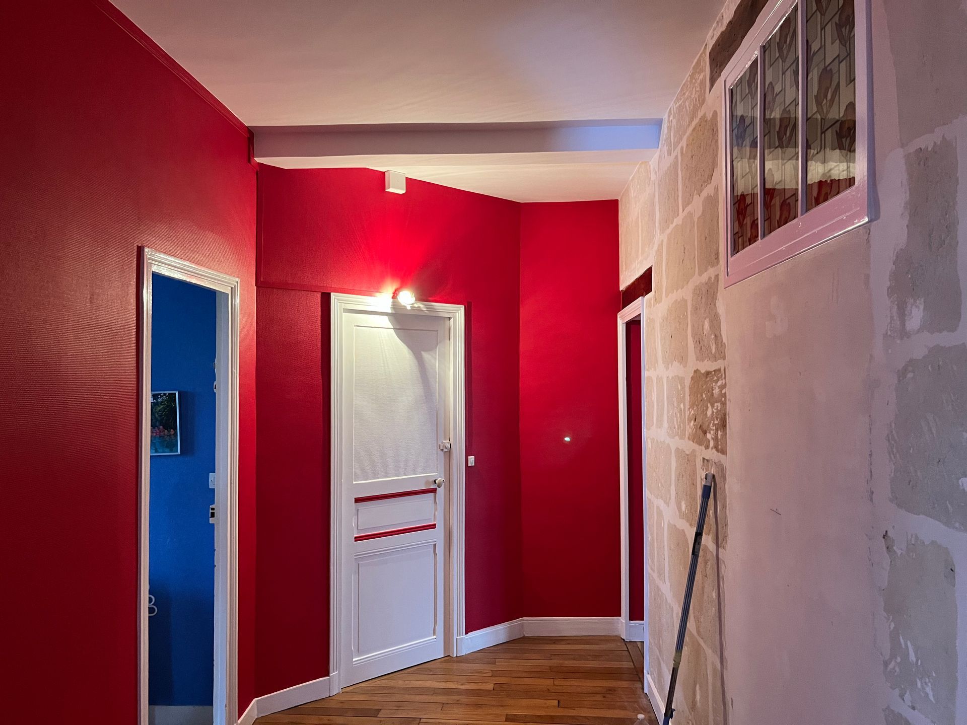 Un couloir aux murs rouge
