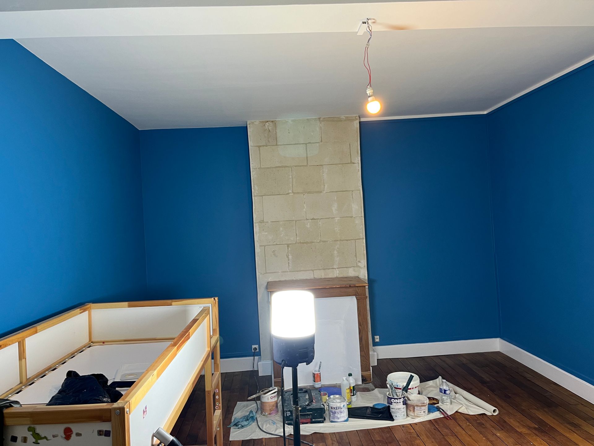 Une chambre bleue en cours de rénovation