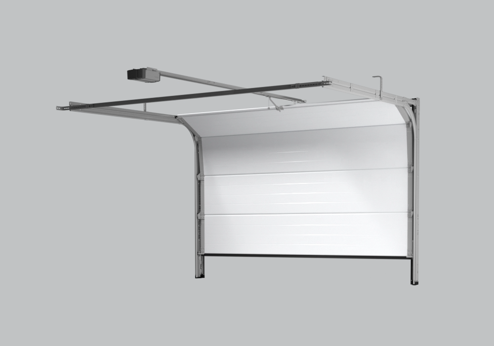 Puerta de garaje, parcialmente abierta, con paneles horizontales y riel superior, sobre un fondo gris neutro.