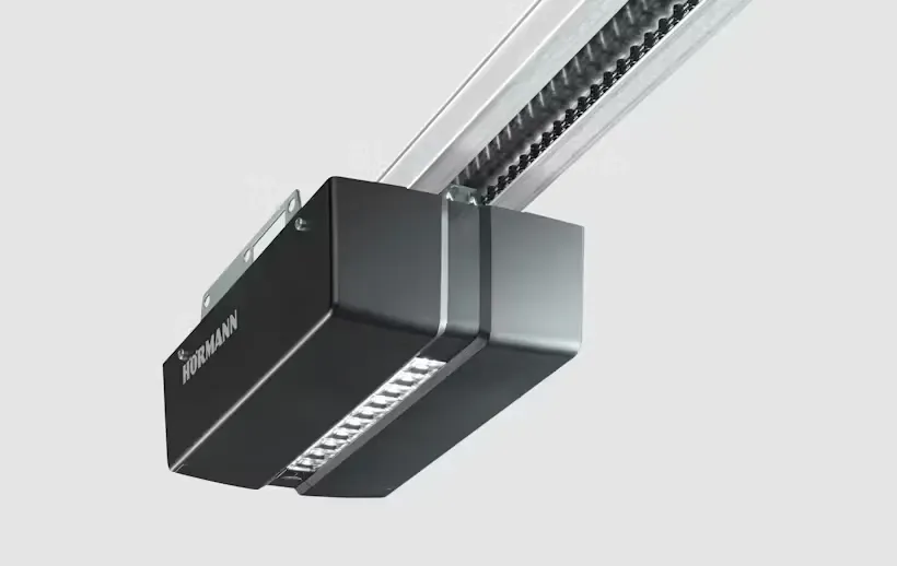 Abre-puertas de garaje, caja oscura fijada al riel del techo, con iluminación cenital, logotipo Hörmann.