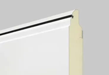 Sección de pared blanca con una franja negra, borde beige claro y un borde curvo.