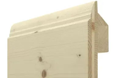 Pieza de moldura de madera con perfil decorativo, color claro, primer plano.