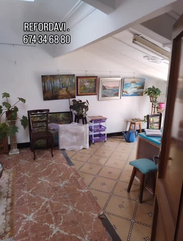 Una habitación con pinturas en la pared y el número 674 84 68 80 en la parte inferior.