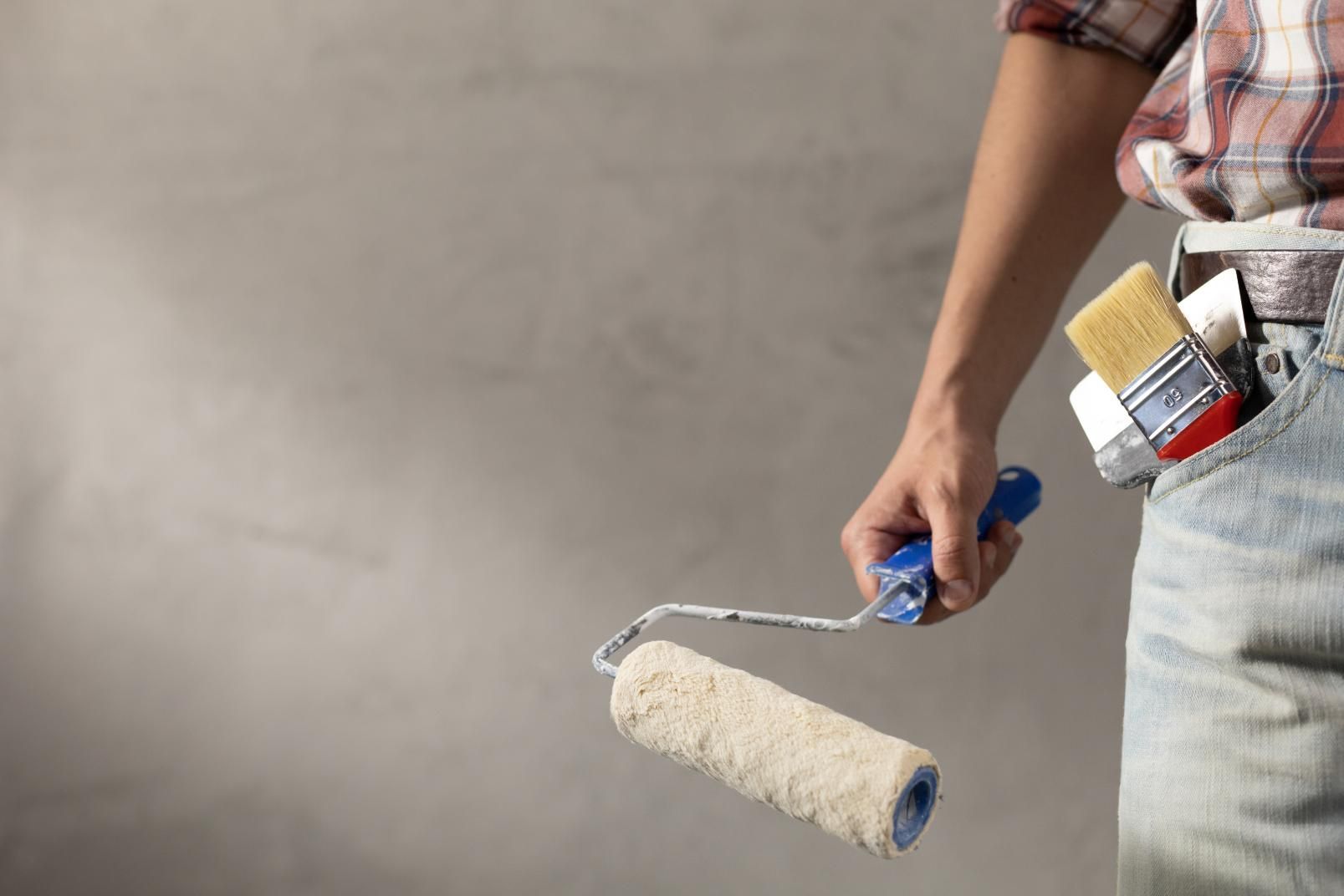 Profesional realizando trabajos de pintura en vivienda de Ferrol