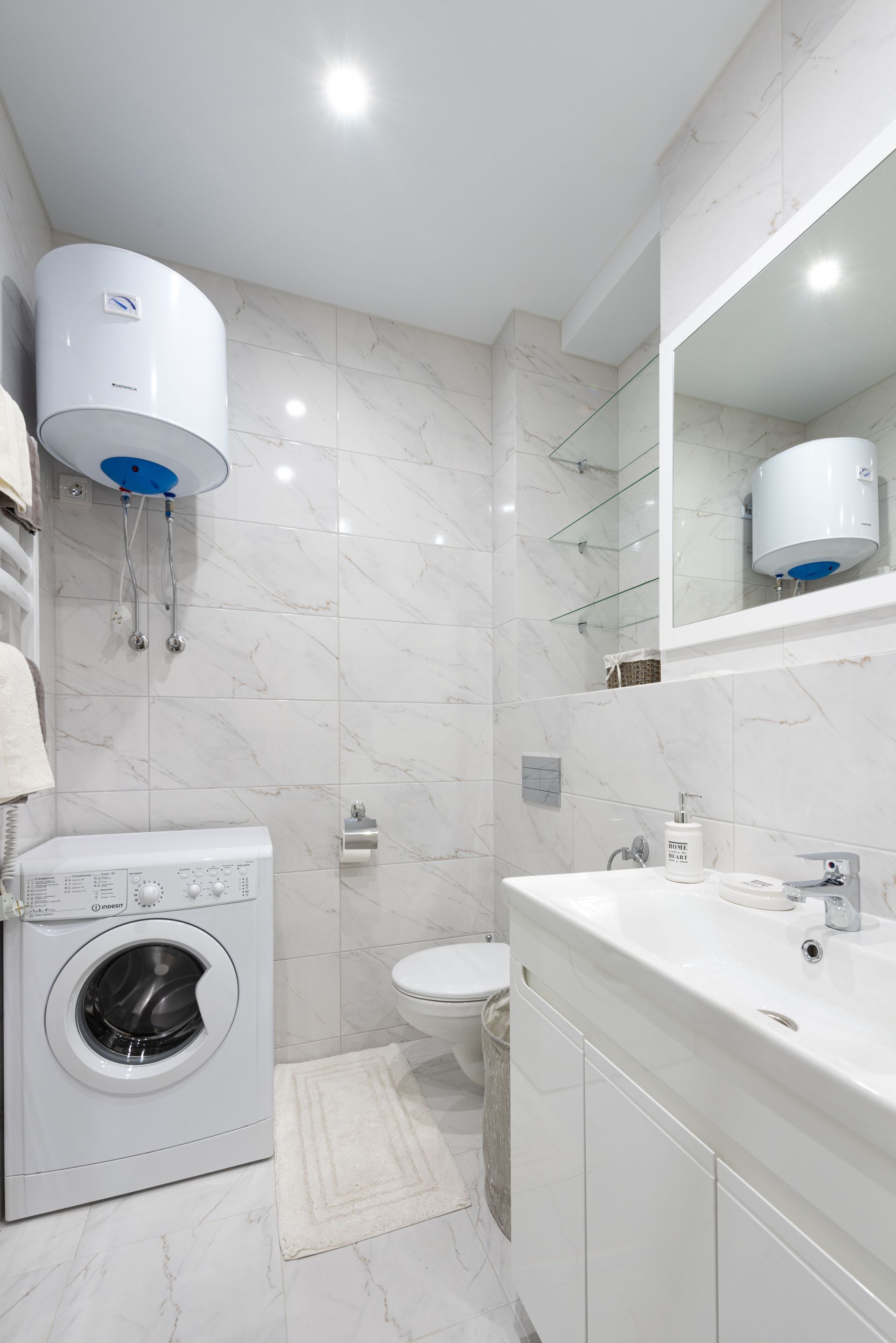 Profesional realizando cambio de termo eléctrico en vivienda de Ferrol