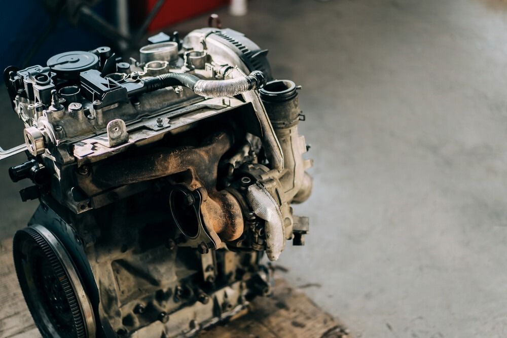 Un primer plano de un motor de coche en un garaje.