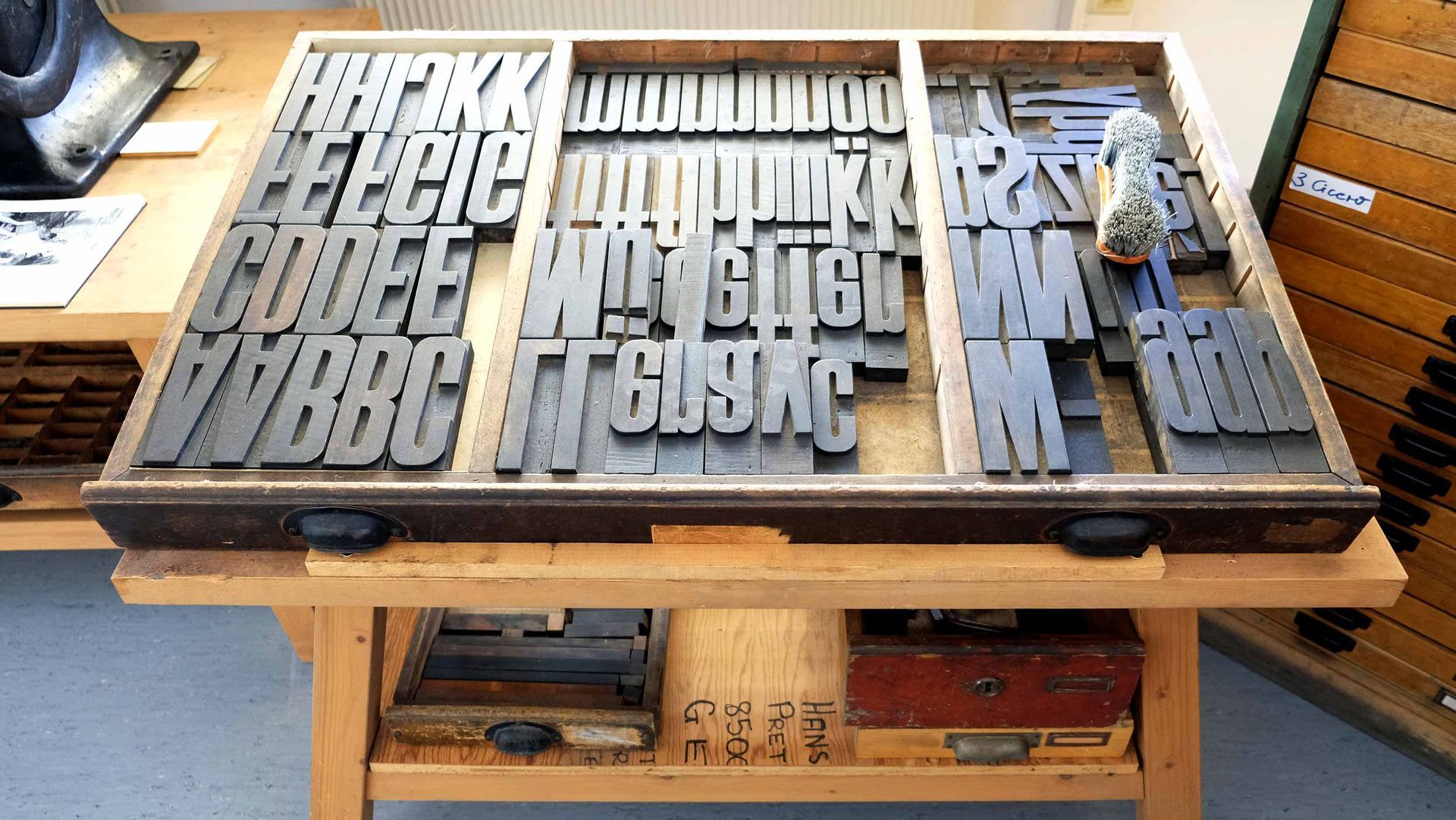 Sammlung Hans Müller - Einzeltisch Holzschrift, 50er Jahre