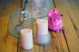 Kerzen, Windlichter und pinke Porzellanmaus