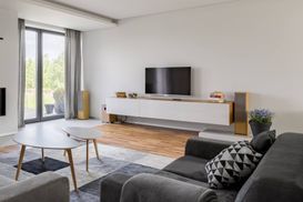 Mann misst Holzplatte ab