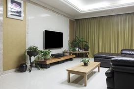 Mann arbeitet in einer Schreinerei