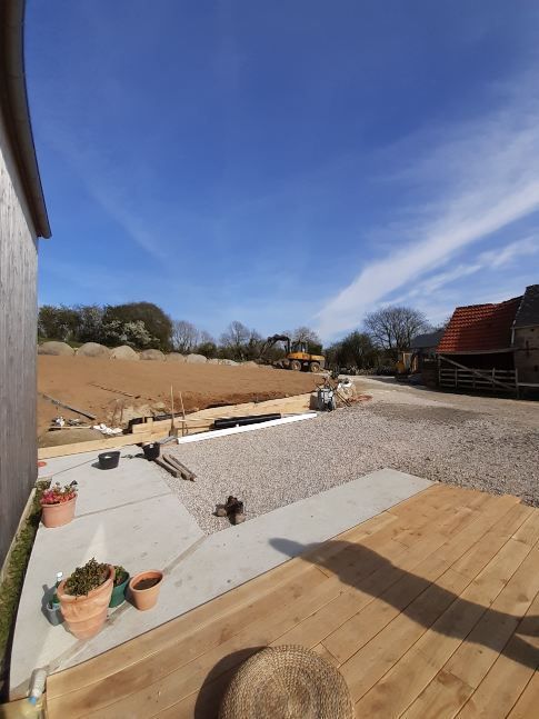 Une terrasse en bois incomplète