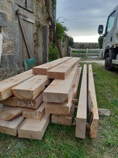 Un tas de poutres en bois