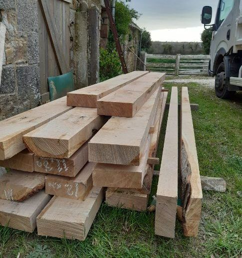 Une grande planche en bois de séquoia