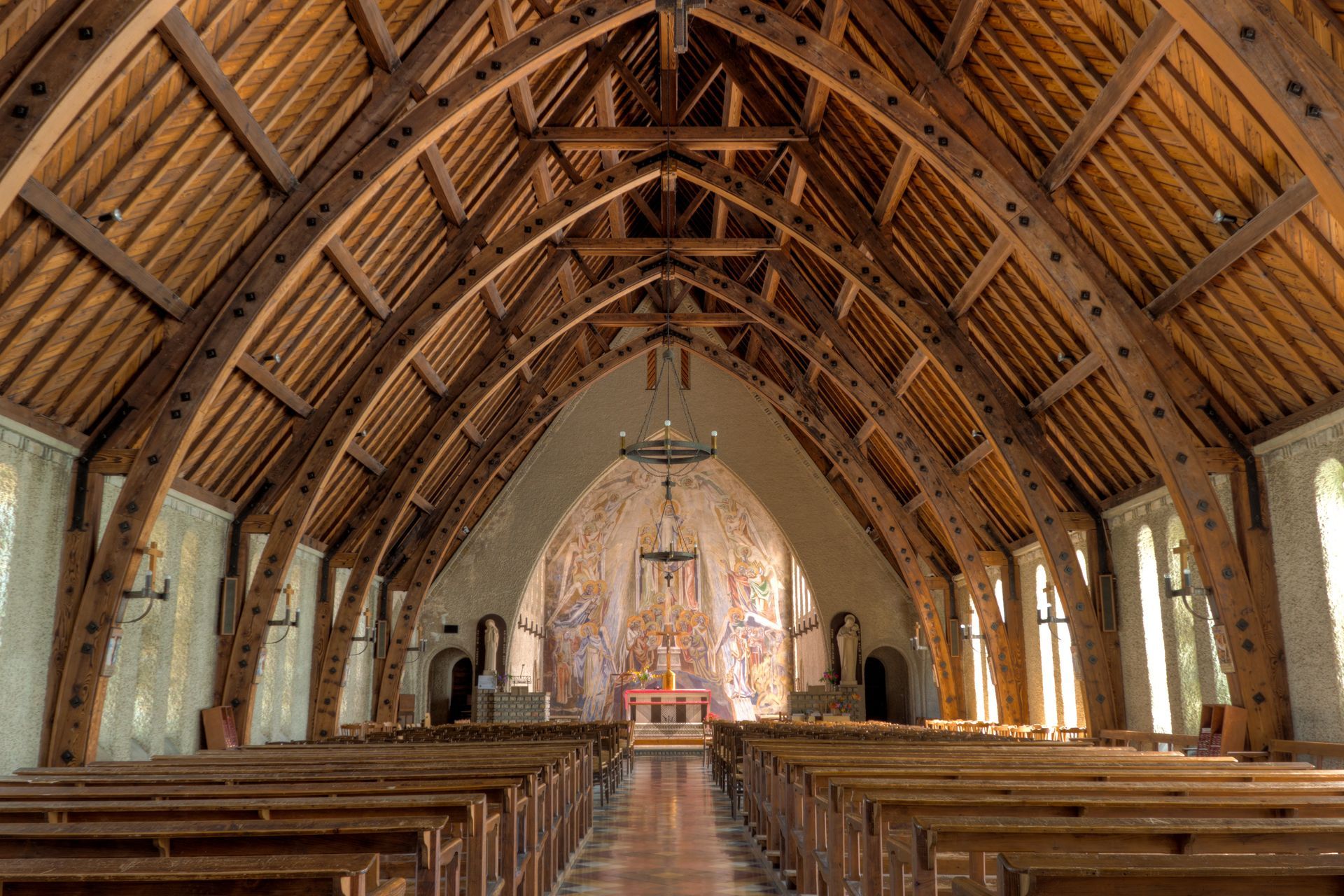Une charpente à l'ancienne dans une église