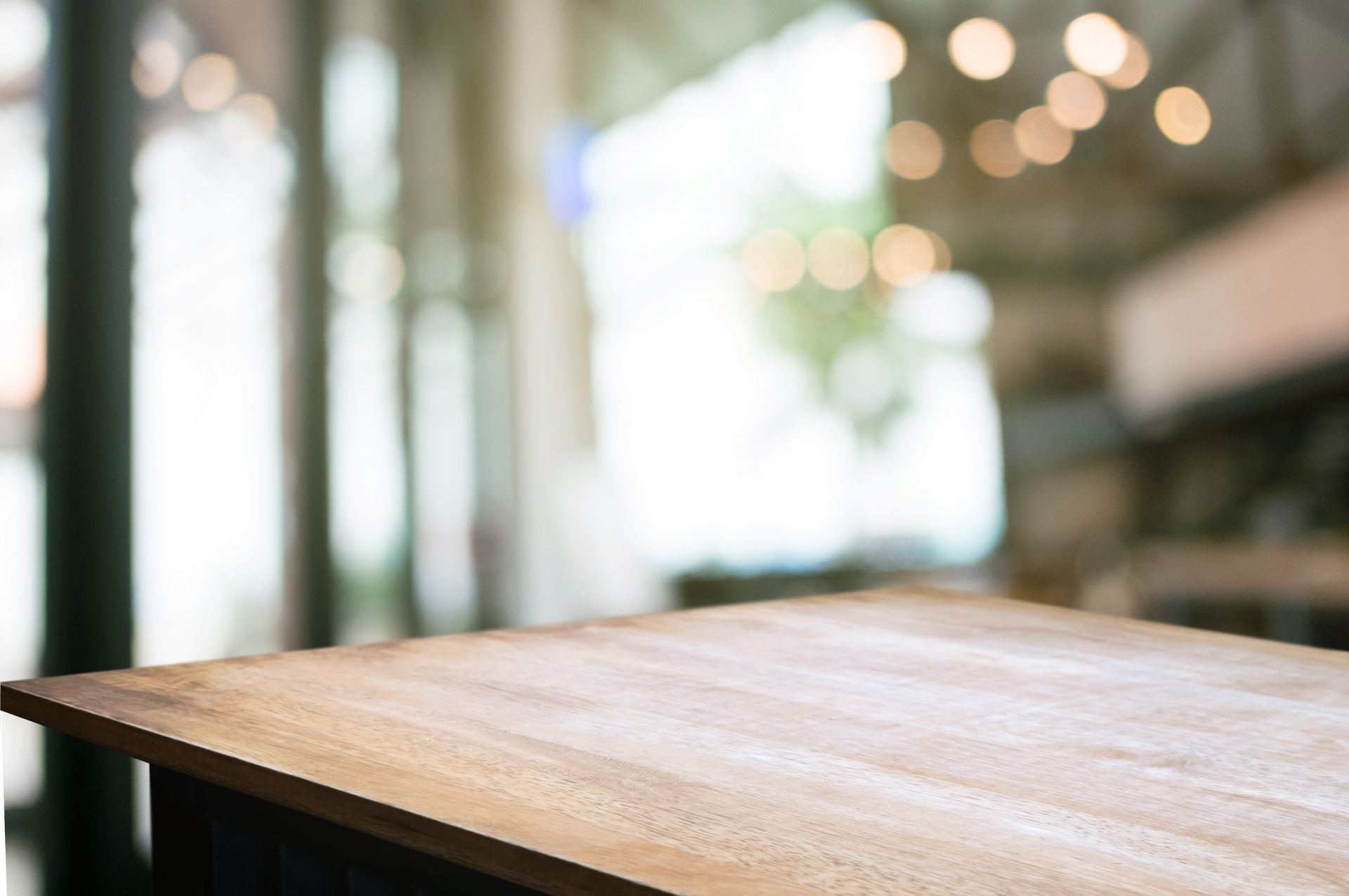 Une table avec une planche en bois