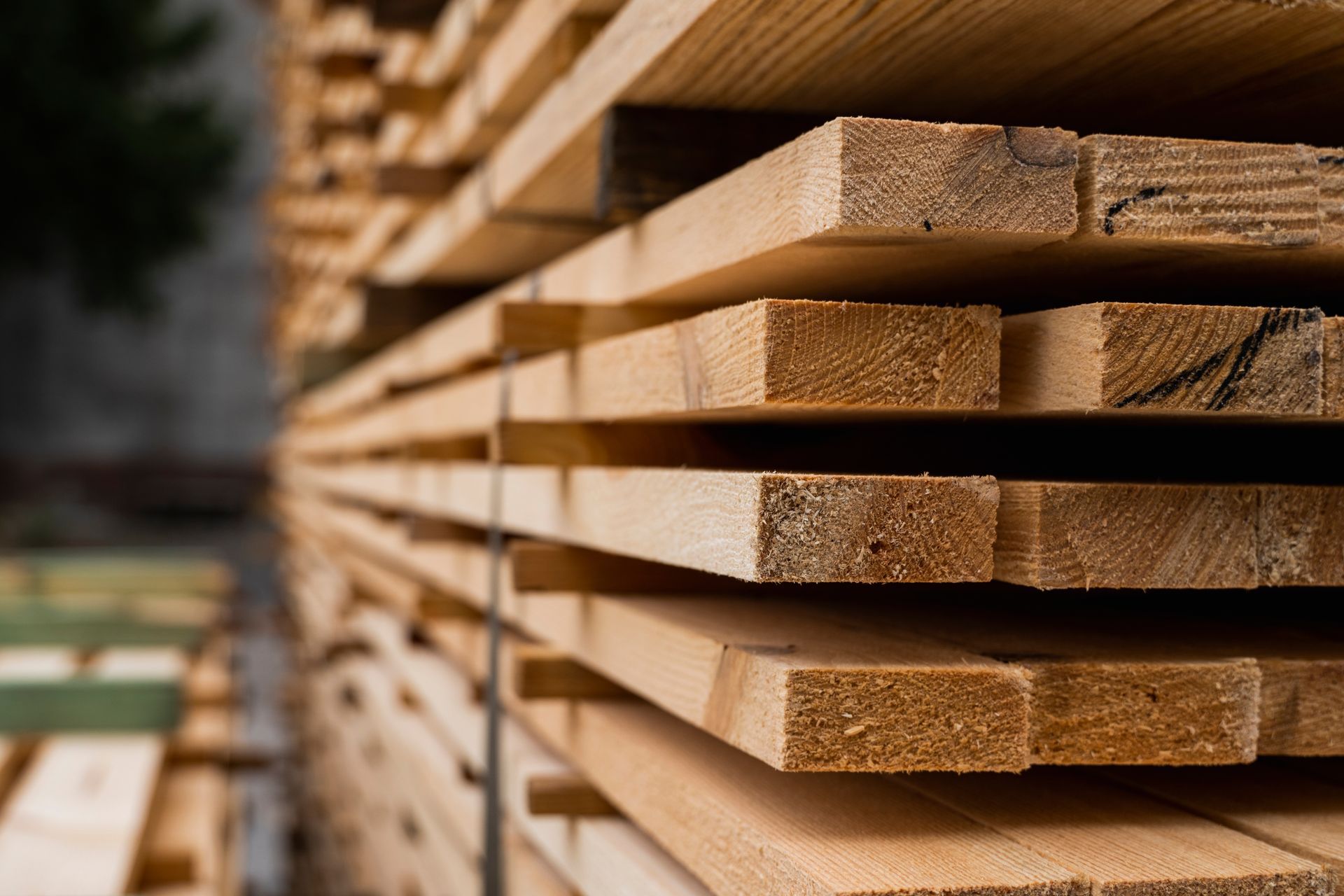 Des planches en bois prêtes à être utilisées