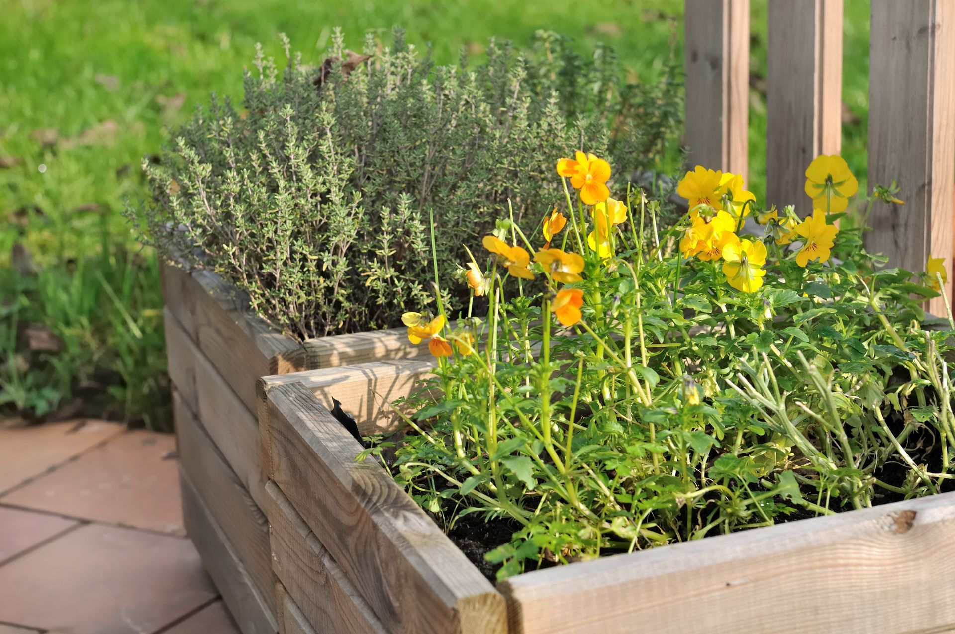 Des bacs à fleurs en bois