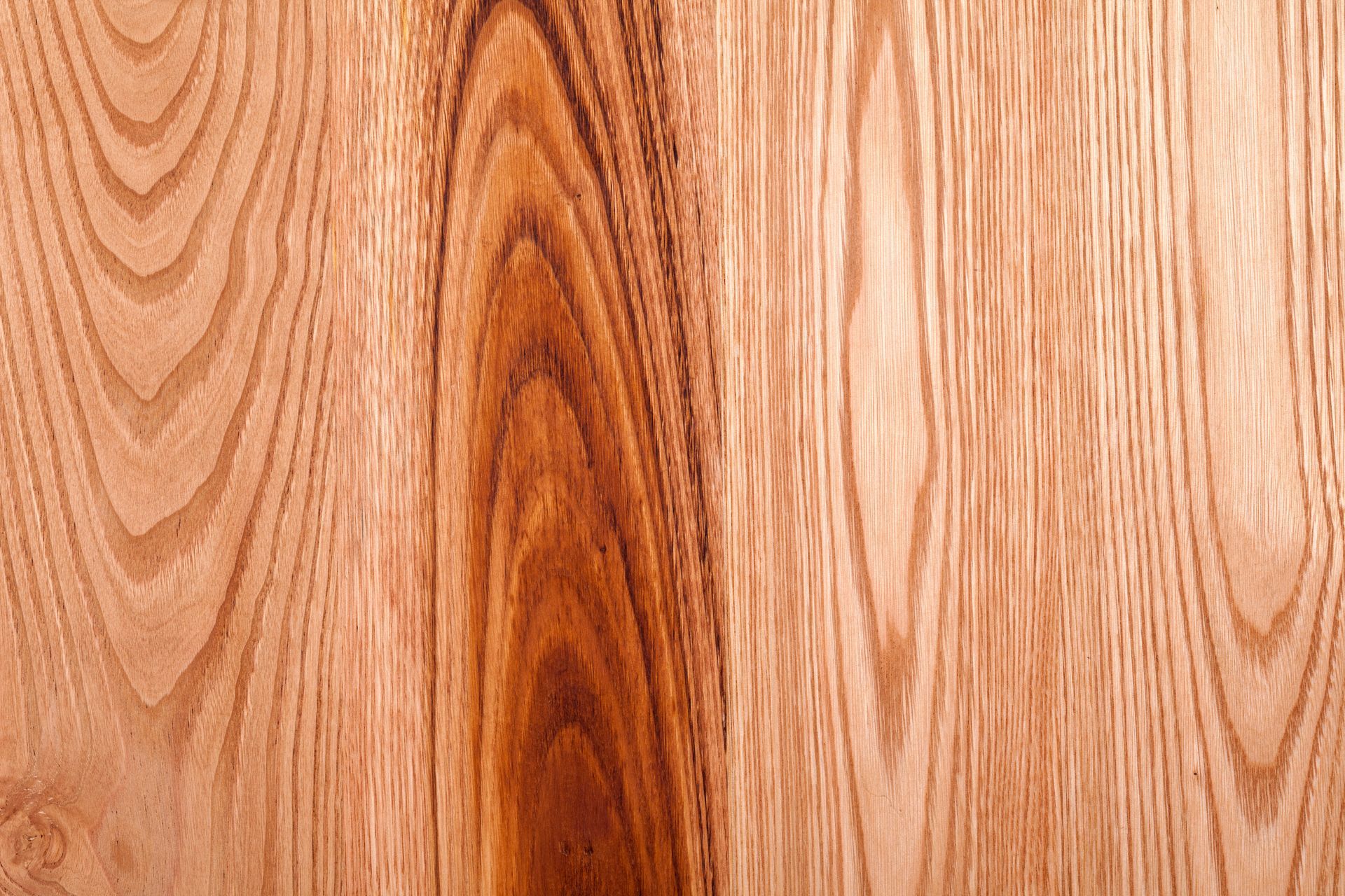 Gros plan d'une planche en bois de châtaignier