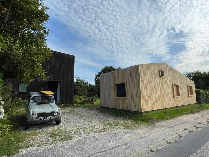 Une maison avec du bardage en bois
