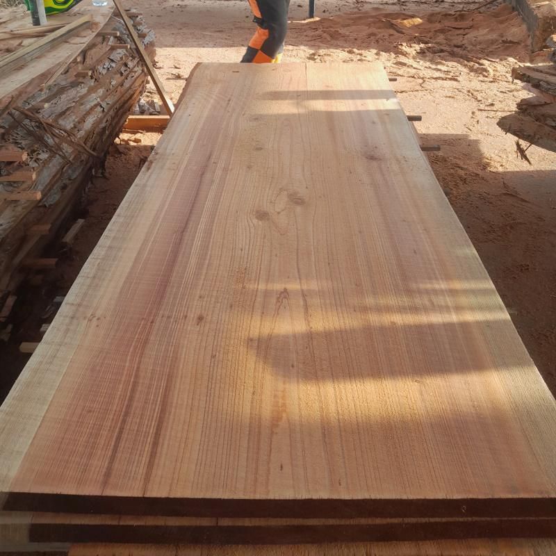 Une planche en bois de Red Cedar