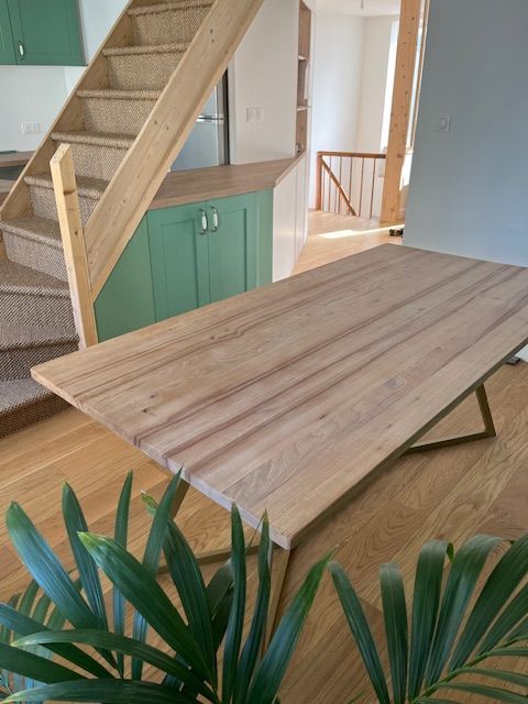 Une table créée à partir de bois