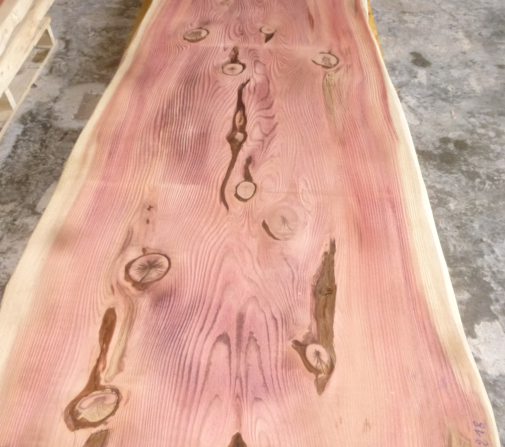 Une planche en bois de séquoia
