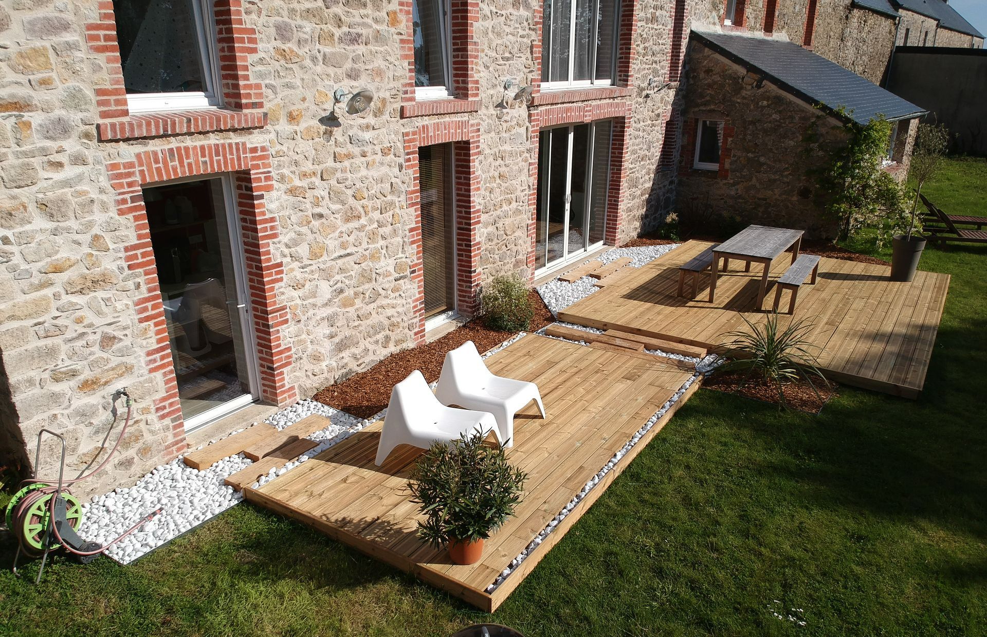 Une terrasse en bois dans un jardin