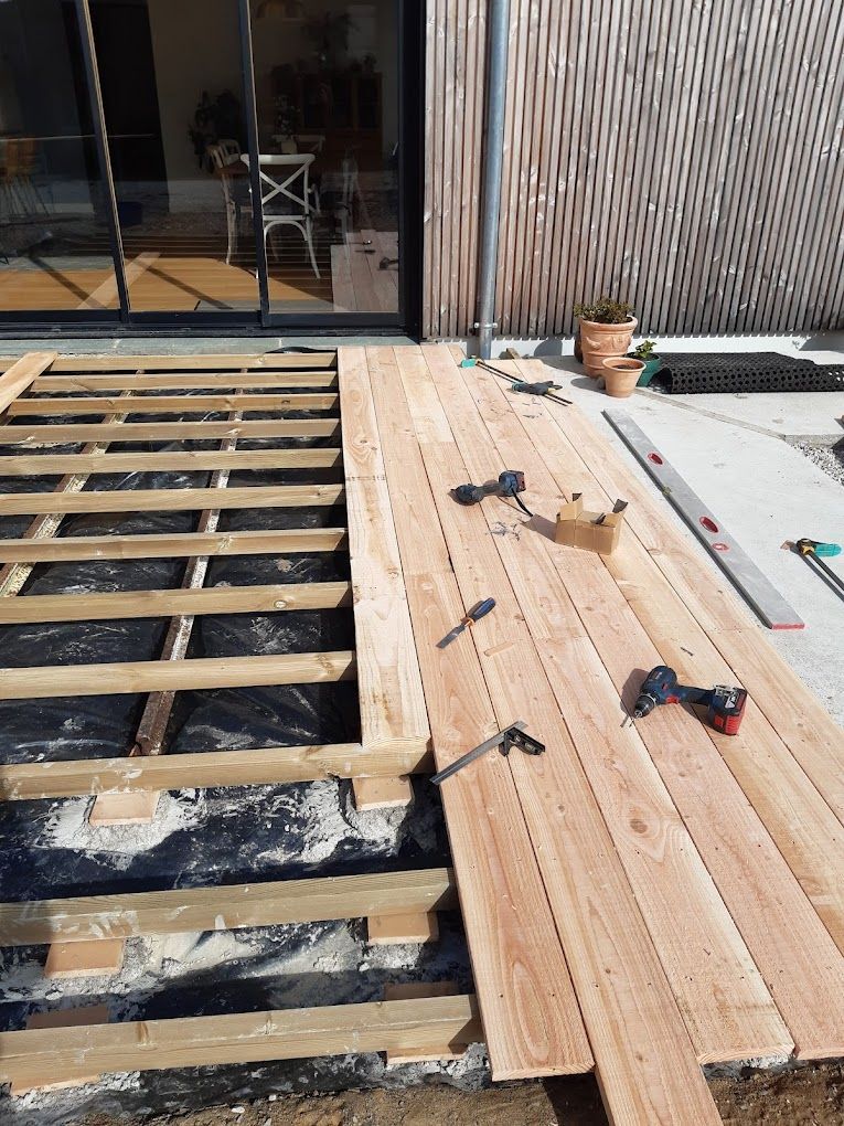 Une terrasse en lames de bois, en cours de construction