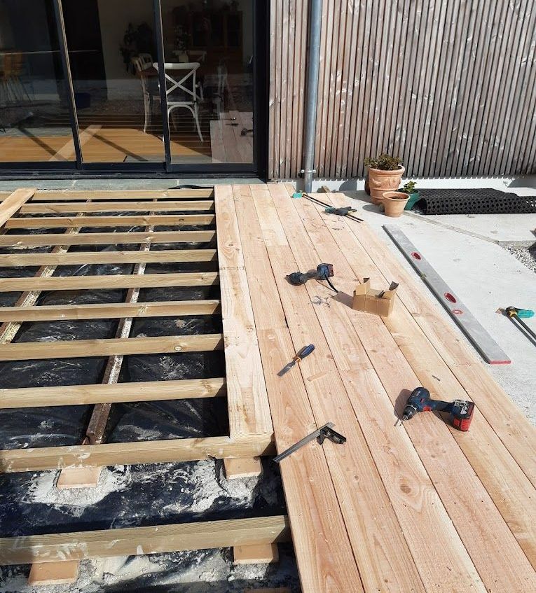Une terrasse en cours d'installation