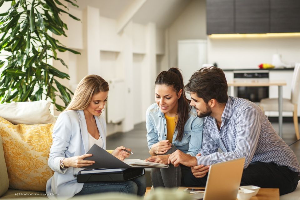 Drei Personen besprechen Dokumente