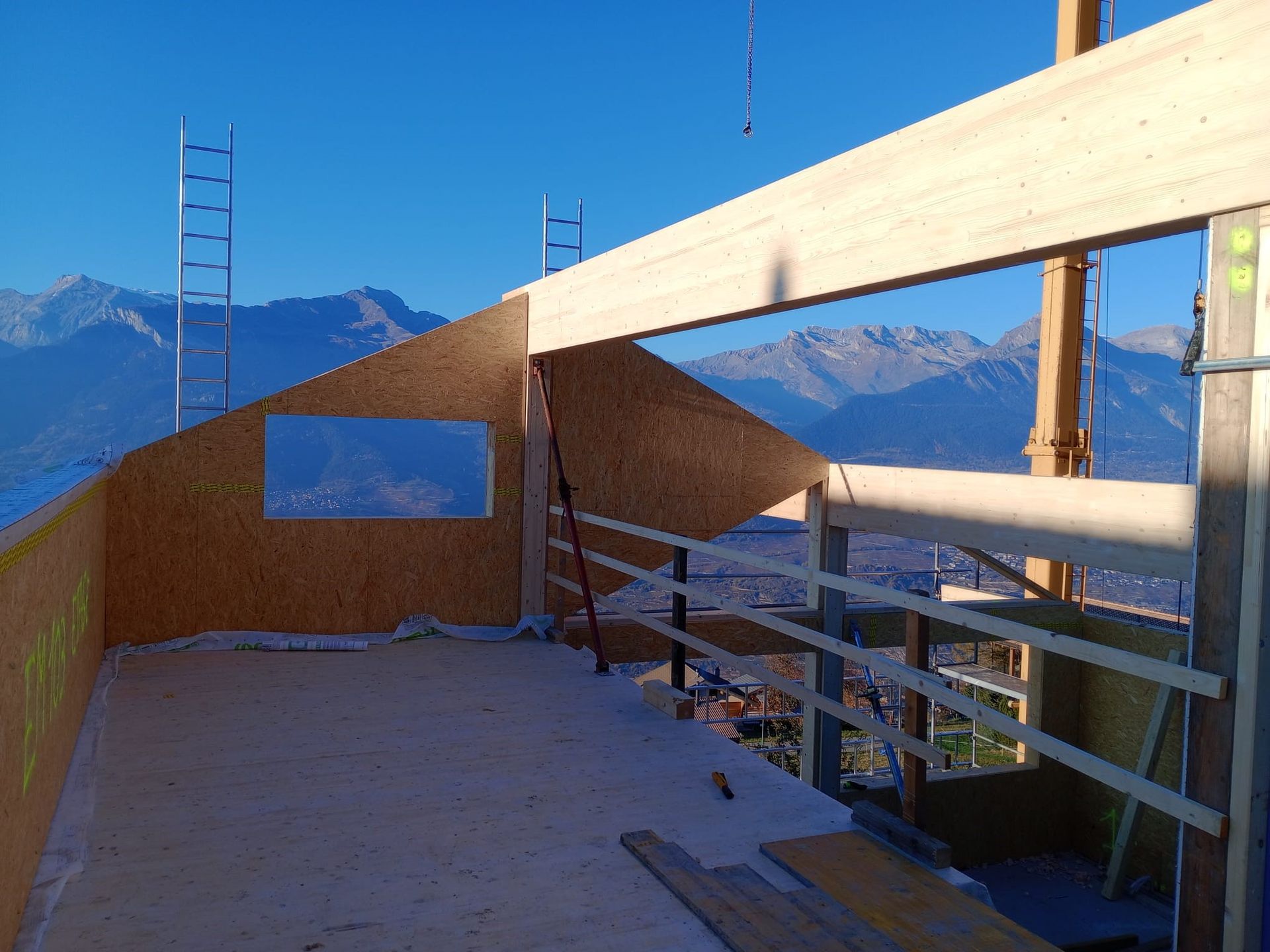 Une maison à ossature bois en cours de construction.