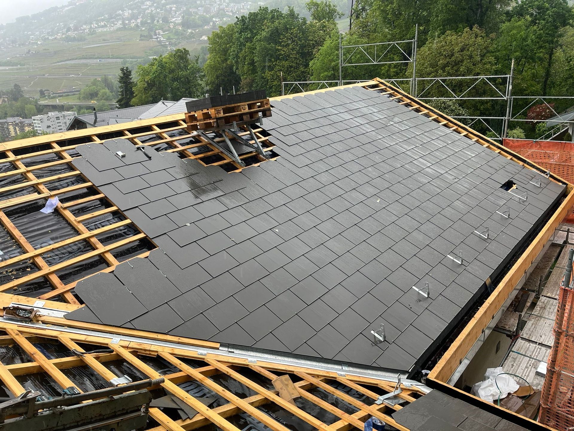 gros plan sur un toit en construction avec installation de tuiles