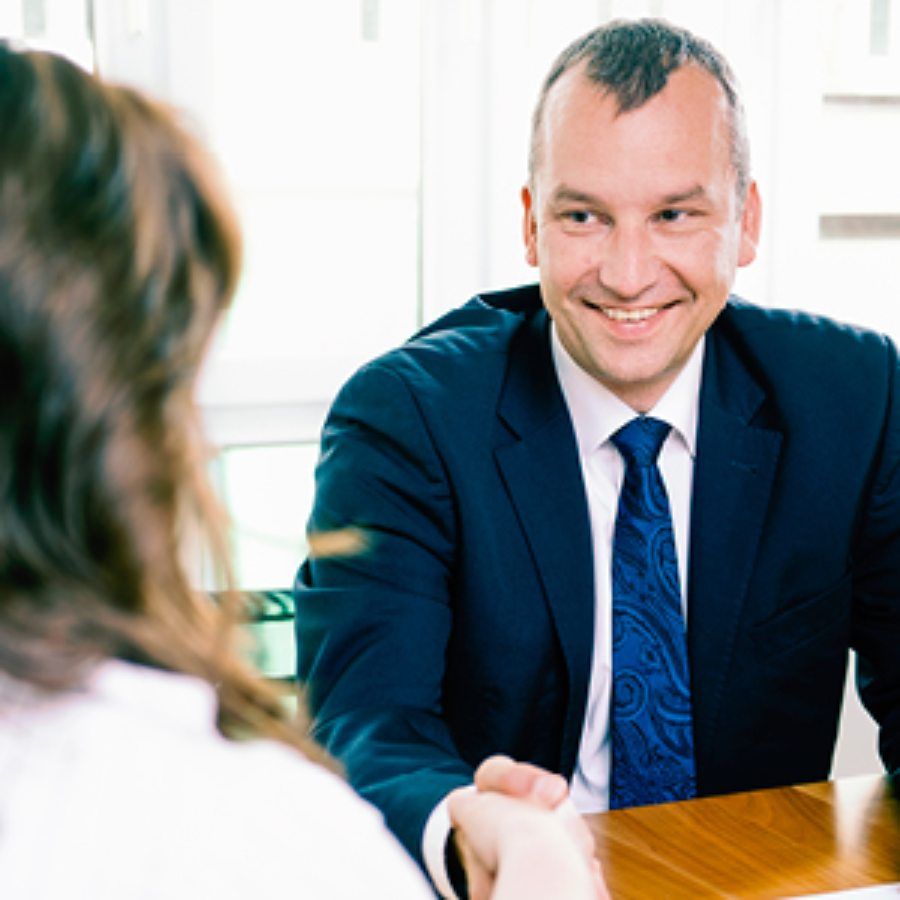 Handshake zwischen Steuerberater und Mandantin