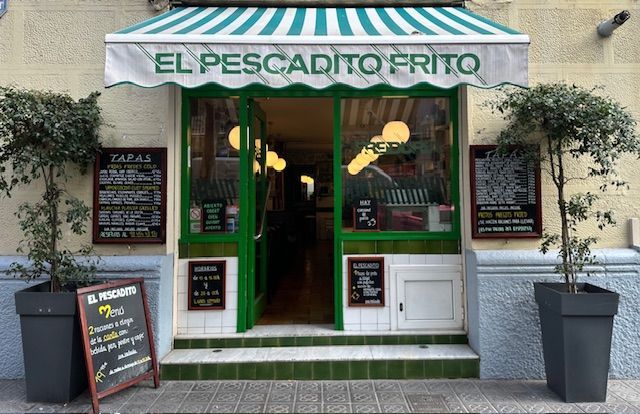 El frente de un restaurante llamado el pescadito frito