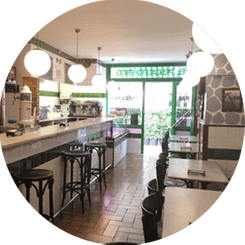 El interior de un restaurante con mesas y taburetes.