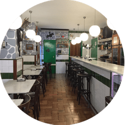 Un restaurante con mesas y sillas en círculo.
