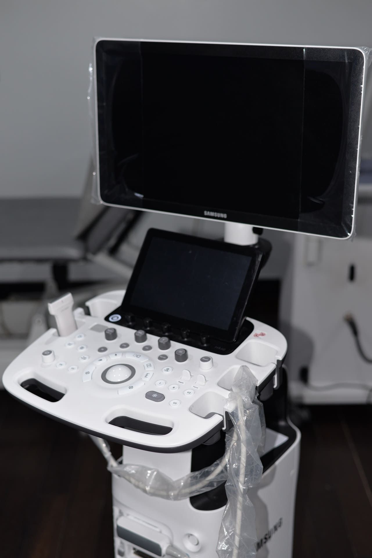 Una máquina de ultrasonido con un monitor encima.
