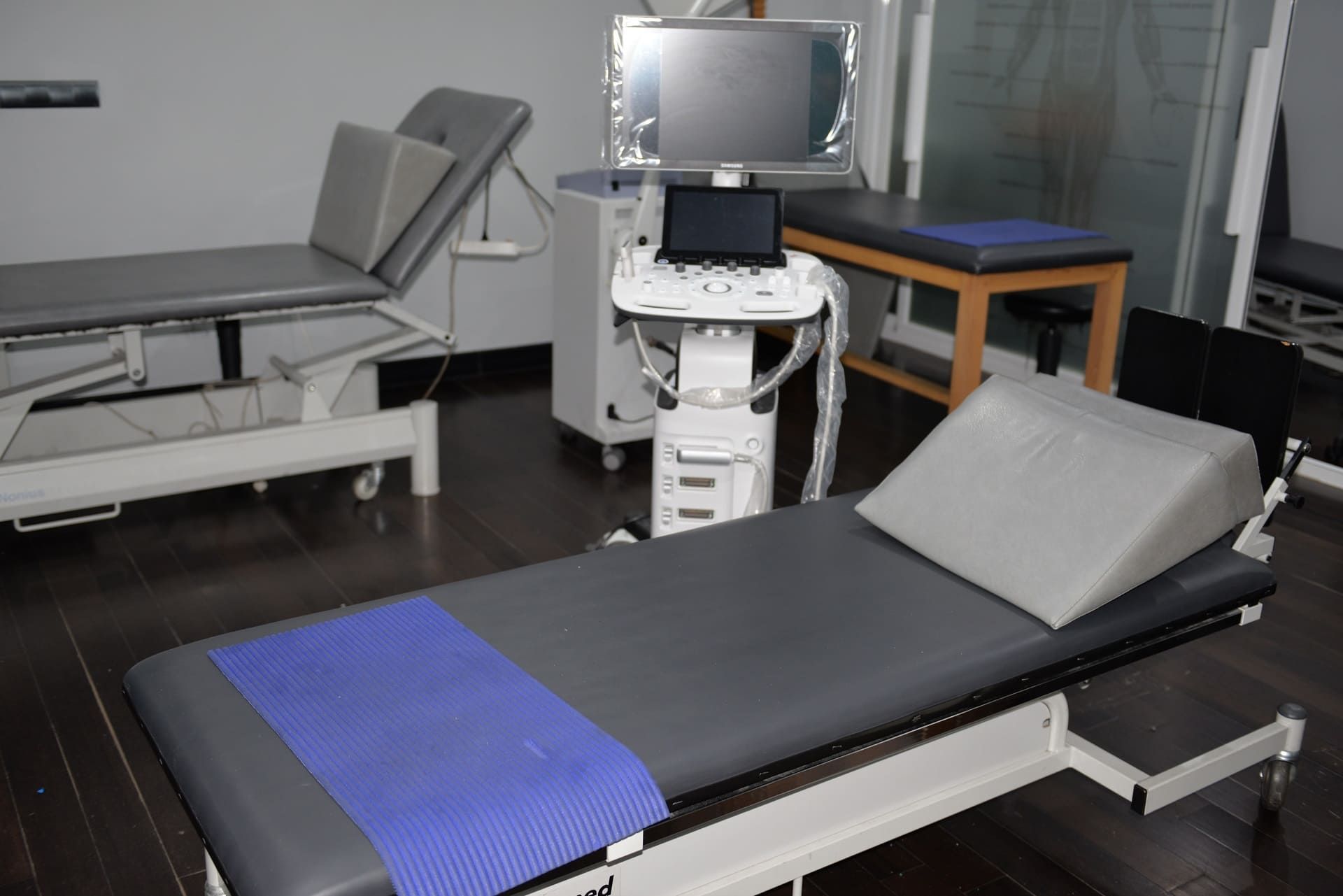Una cama de hospital con una manta azul encima